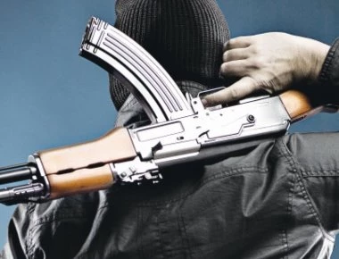 Ένοπλοι με ΑΚ-47 Καλάσνικοφ μπήκαν στο σπίτι της πρώην συζύγου του εφοπλιστή Γ.Κούστα και άρπαξαν λεία 4.250.000 ευρώ!